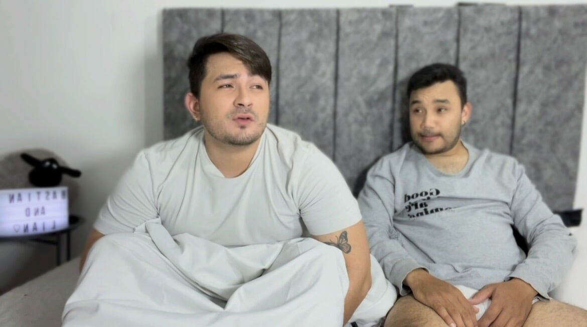 若いストレートの男性は同じ部屋を共有し、ゲイの親友に誘惑され、熱い精液で尻いっぱいにします