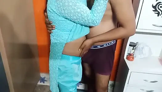 Yeni kız arkadaş erkek arkadaşının yarağını emiyor