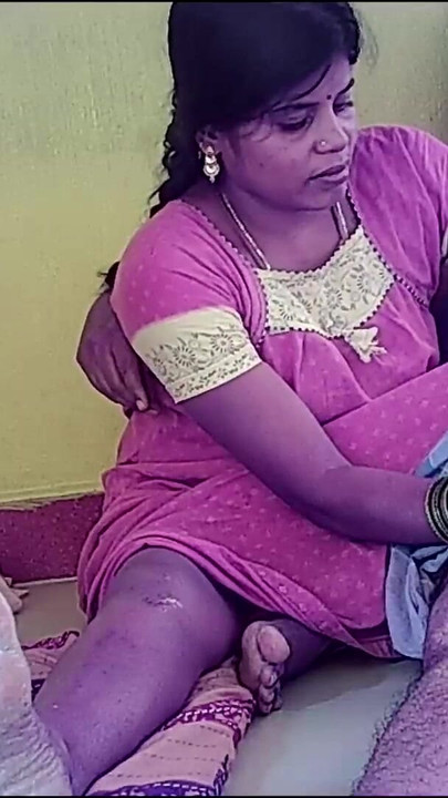 Moment palpitant de « Une femme du village indien s’embrasse et se fait baiser par une grosse bite »