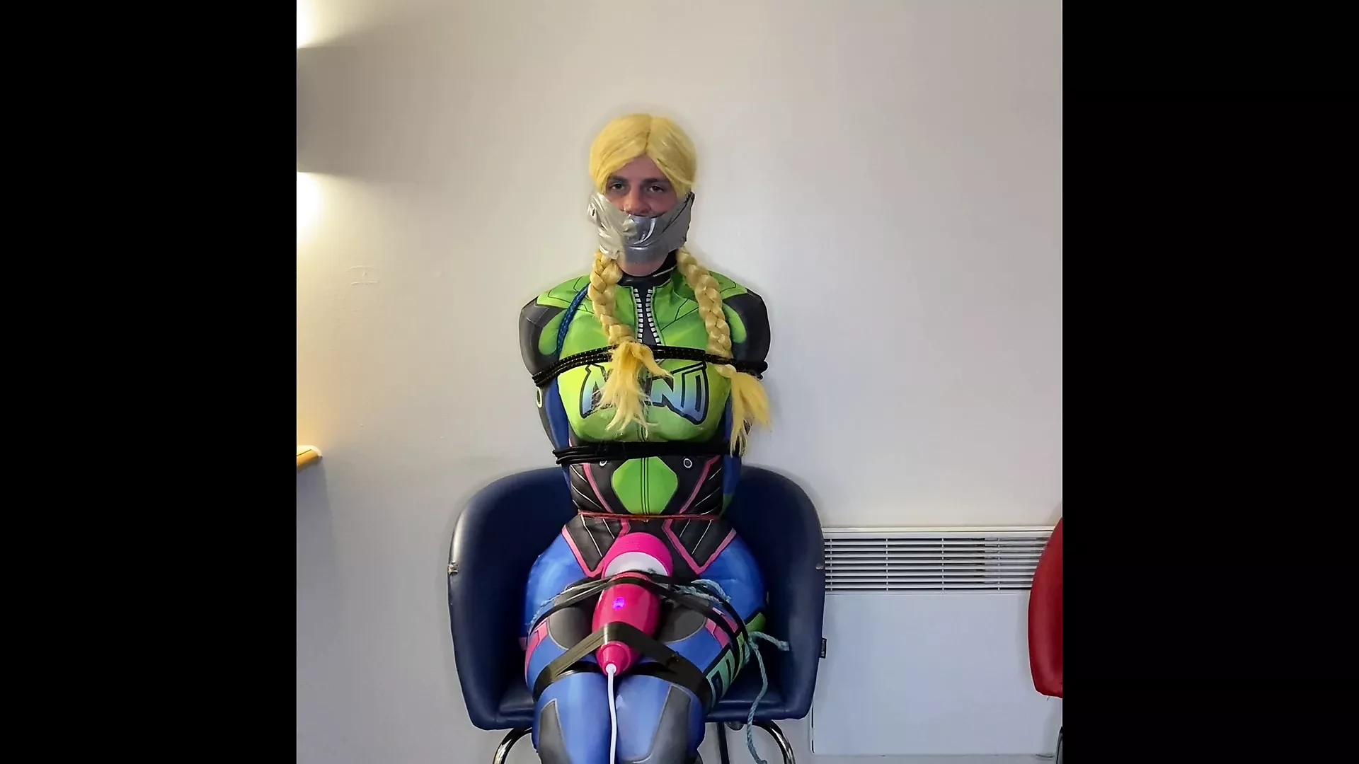 Trav legato e sborrata in tuta nano dva