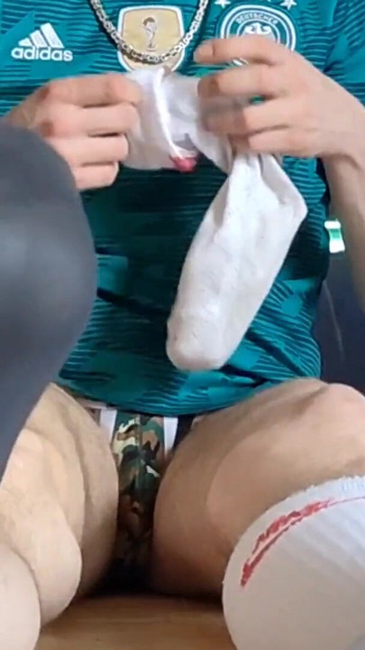 Ključni trenutak iz "(GER) Napaljeni nogometni dečko u smrdljivim NikeSocks pokazuje se za video"