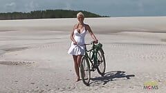 Gepassioneerd neuken op het strand met een prachtige blondine met grote tieten
