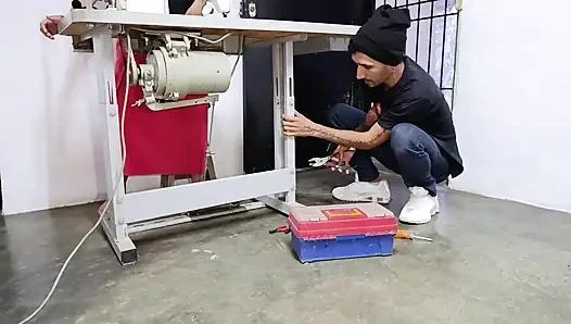 Накачка педали швейной машины в нижнее белье, пока мужчина ремонтирует его