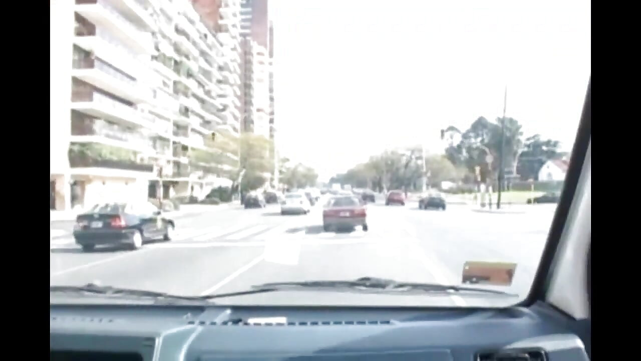 小鸡巴家伙在三人行中性交