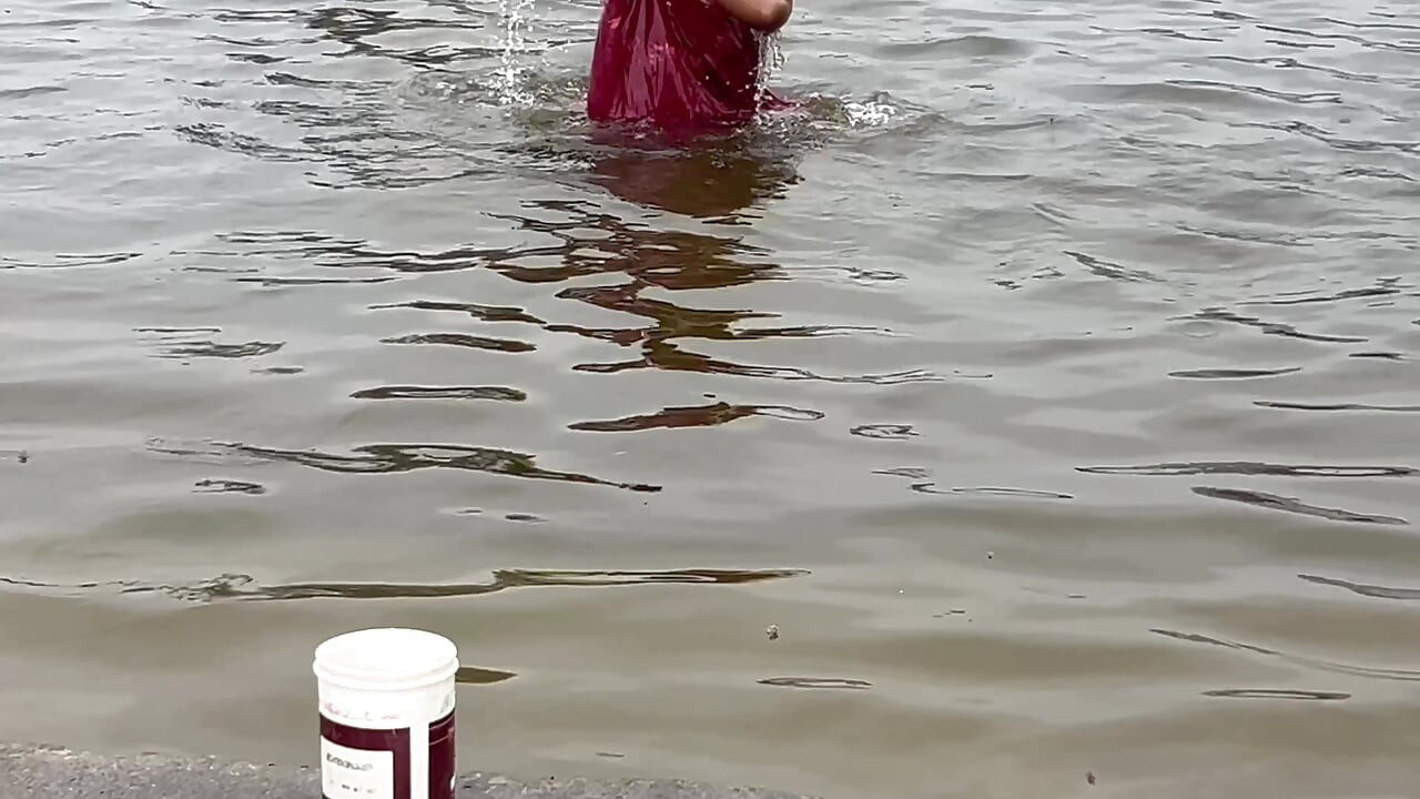 Desi Bhabhi Gaon Ki Talab Par Nahane Gayi | Devar Ke Saath Outdoor Sex Video Full Hindi Audio Viral Video