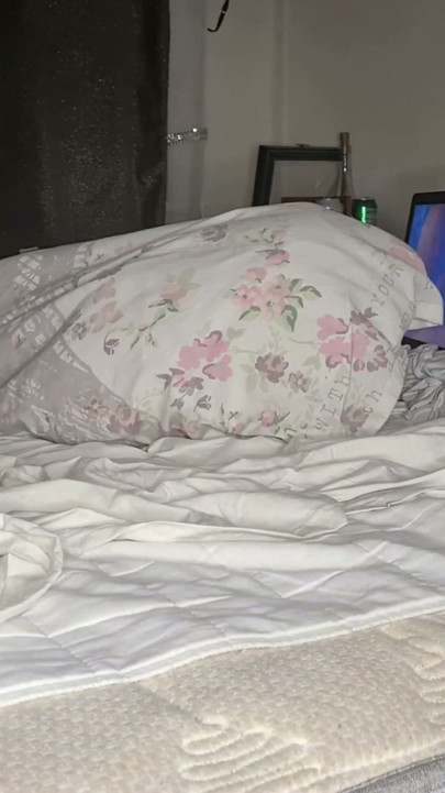 Bardzo seksowna żona ponownie sprawia, że jej rogacz jest napalony, opisując, jak zdradziła go, bawiąc się innym kutasem przez cały weekend | Klip 1