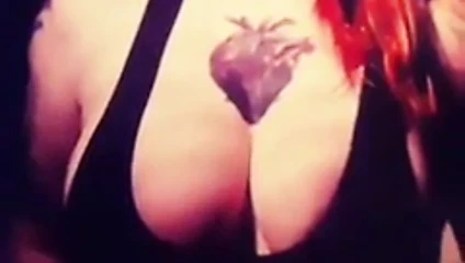 Mädchen mit dicken Möpsen, cumtribut