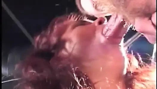 Pelacur terangsang memeknya yang dicukur disetubuhi oleh kontol hitam & Kontol putih di gangbang