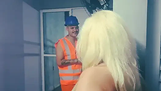 Aku membayar tukang listrik di kabaret dengan pekerjaan