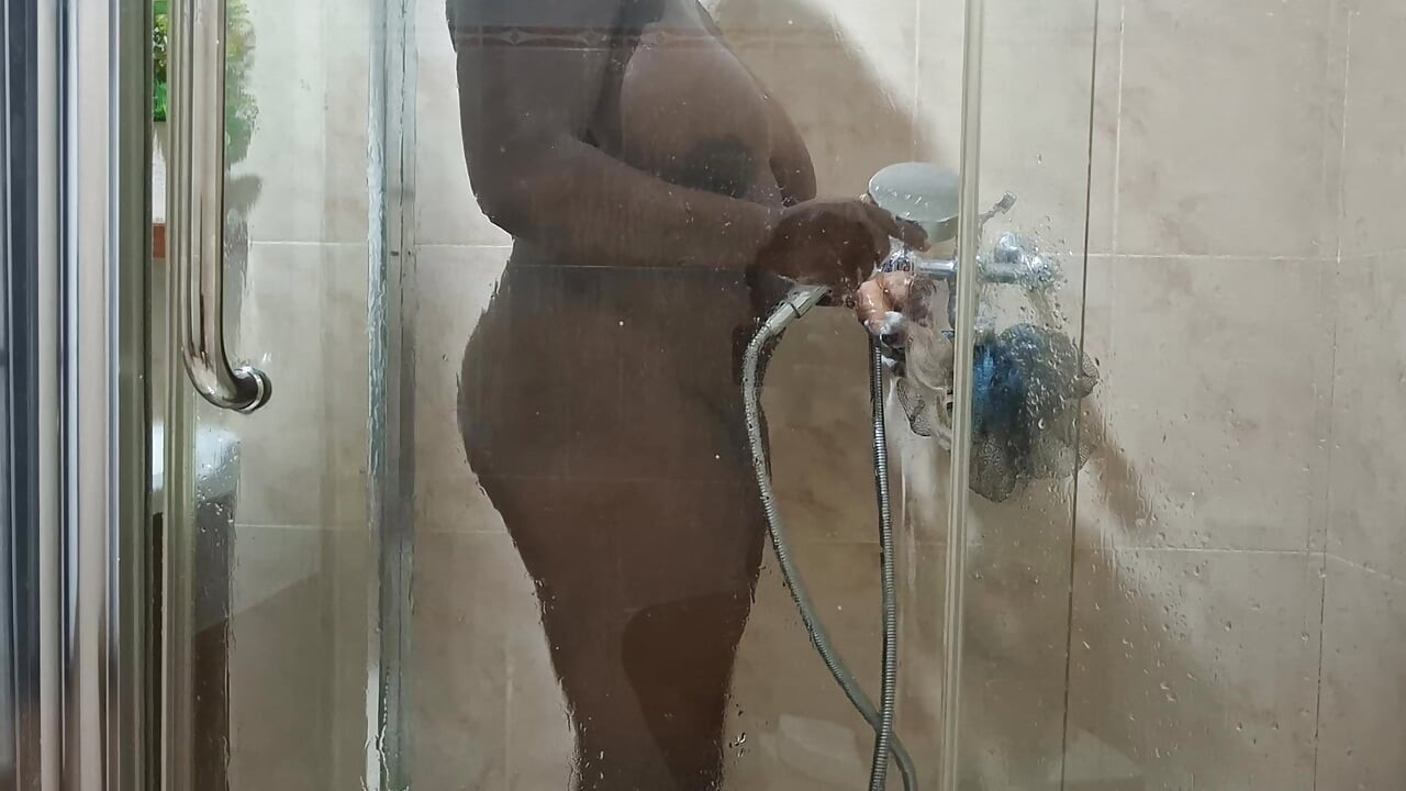 Mantanku merekamku lagi mandi.