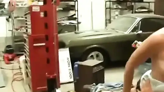 Landyke knallt Kess hart und schnell in einer Garage