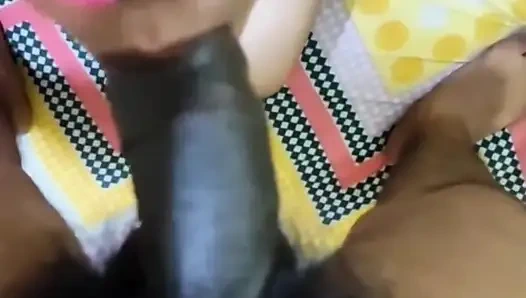 Hintli desi kız gırtlağına kadar alıyor ve domalarak sikiliyor