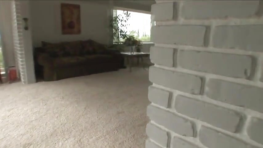 Onweerstaanbare zwarte schoonheid zuigt en neukt de harde pik van de gescheurde kerel