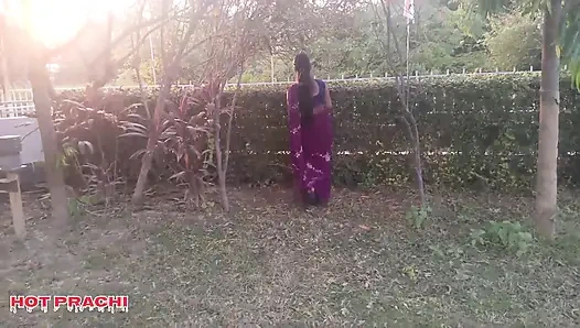 Desi Goan ki bhabhi din ko chupke aayi jungle me chudne, Desi village bhabhi fuck in jungle at evening