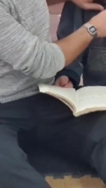 Momen ikonik dari "saudara tiri dengan stoking seksi"