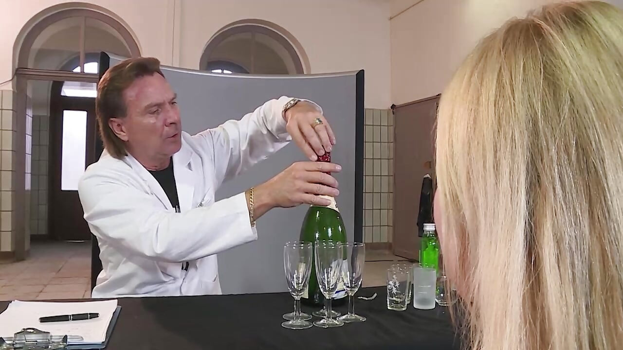 Doctorul fute o mamă sexy blondă țâțoasă