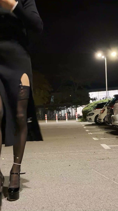 Nylon harisnyában és kosztümben botorkálok az éjszakában | 1. rész