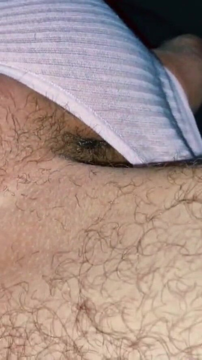 高速道路で見知らぬ男が近づいてきて、車の中で私を犯し、肛門に精液をしました | クリップ 2