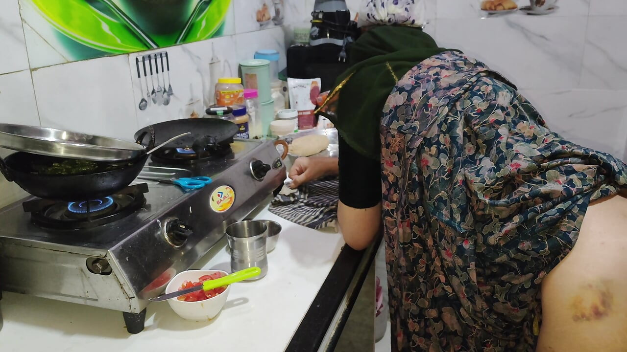 Desi bhabhi kitchen me khana bana rahi thi tabhi devar ne piche se le li bhabhi ki hardcore sex
