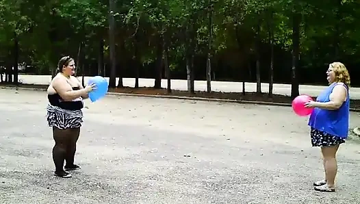 Angie Kimber ve ben balonlarla oynuyorum