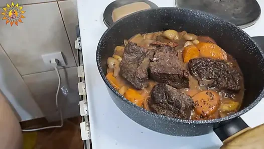 Nackte Chefin mila: Saftiges fleisch mit rotwein kochen (4-kamera-ansicht!) (Konzentriert sich auf die Qualität und das Gericht)