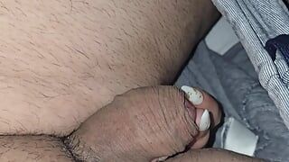 Une belle-mère sort la bite de son beau-fils de son pantalon pour une branlette