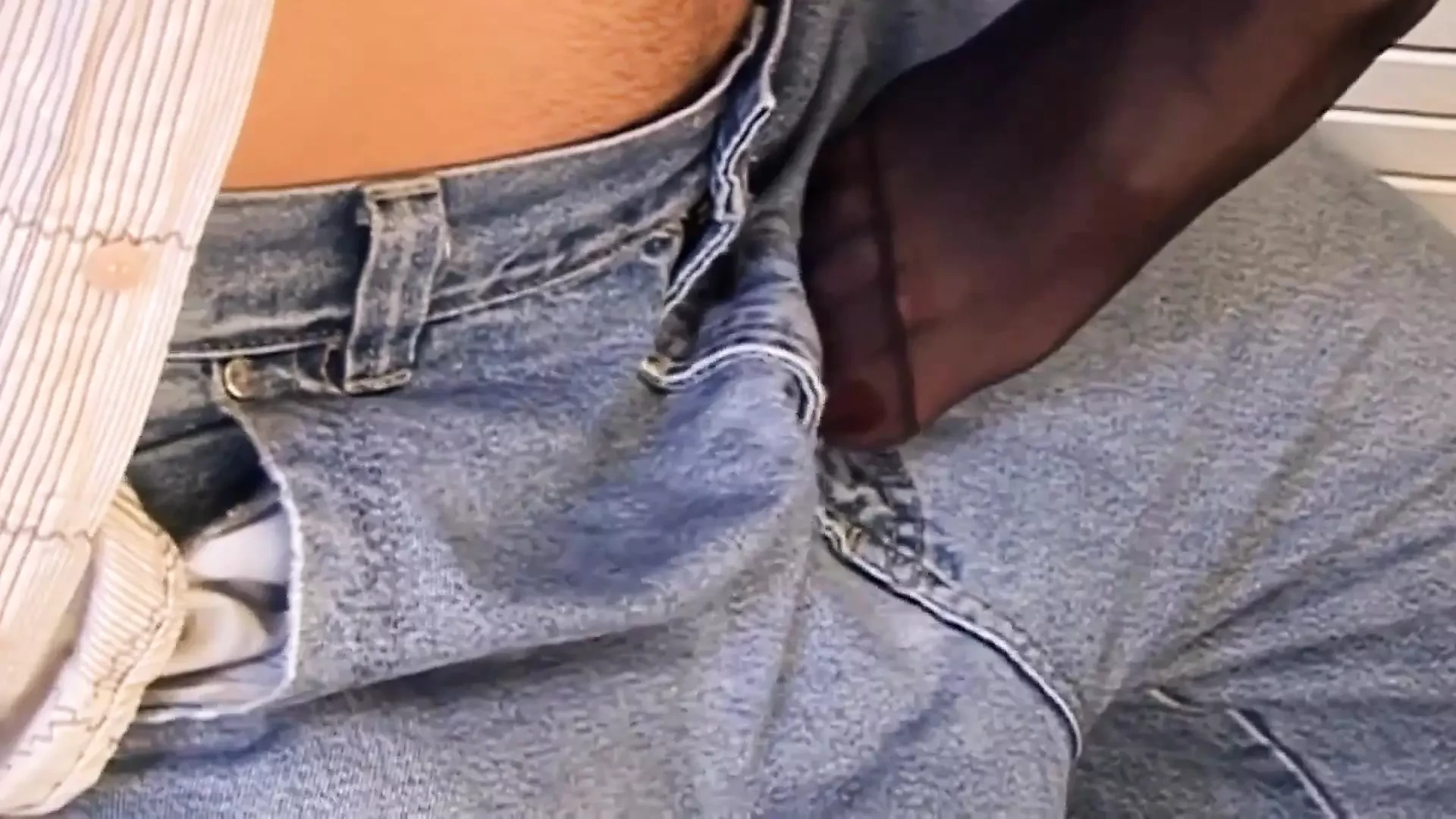 Su sexy pantimedias negras lo hace correrse duro