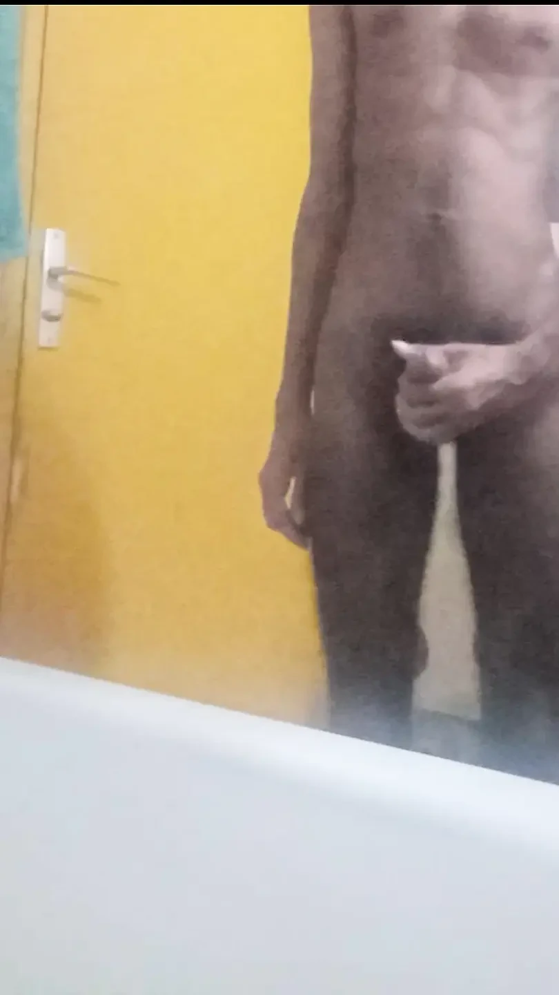 吉姆自慰并爆炸了一大负载