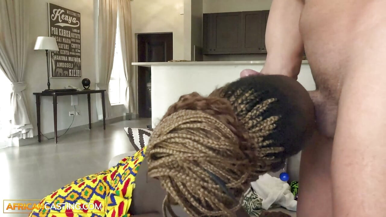 Essa modelo EBONY alta e magra veio pro casting... aí eu cobri o rosto dela com uma GOZADA NA CARA