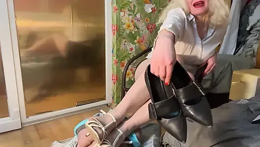 Yorgun iş kadını ayaklarını şişkinliğinde rahatlatıyor, kirli ayakkabılarını gösteriyor