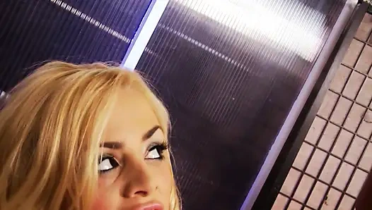 Büyük memeli sürtük sıkı amcığını geniş bir şekilde genişletiyor