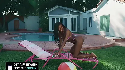 GIRLSWAY - шаловливая Натали Брукс намасливает маслом лучше всего Nicole Kitt и Lucy Lotus для горячей фотосессии в бикини