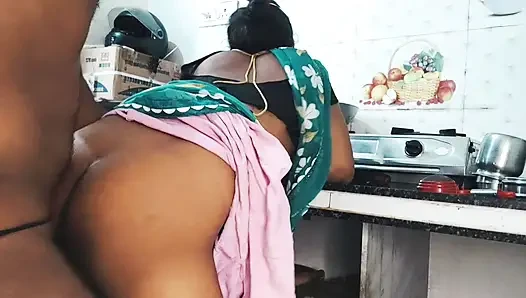 Bhabhi green saree mein cudai Apne Dewar ke sath kichen mein