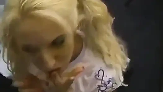 Fiona Cheeks mengisap kontol kotor