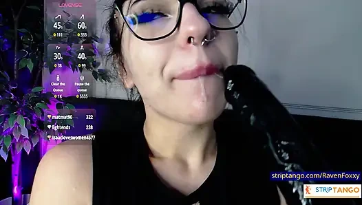 Ravenfoxxy bela gibi görünüyor ve nasıl kullanılacağını tam olarak biliyor