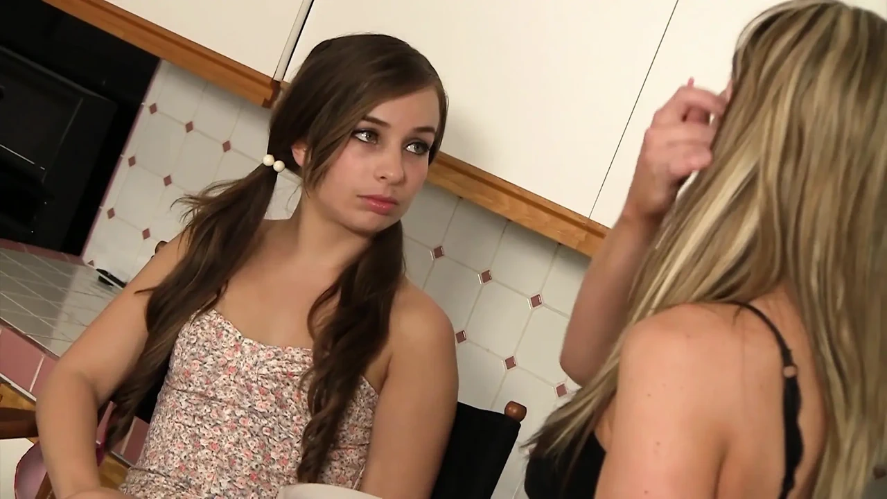 美丽的熟女舔舐年轻苏菲的阴户