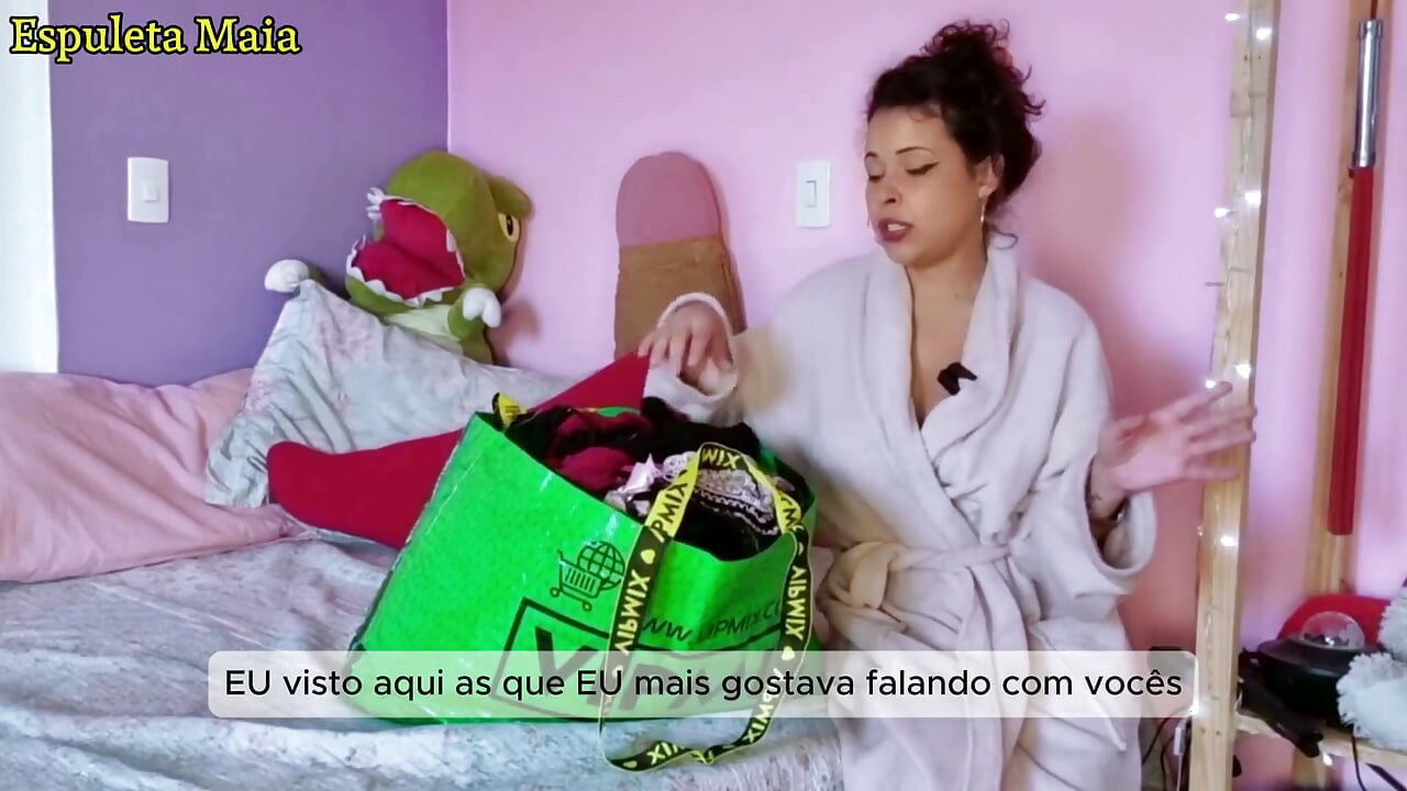 Brunette Brasil panas memamerkan simpanan celana dalam dan pakaian dalamnya