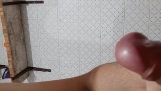 Tranny met kleine borsten masturbeert