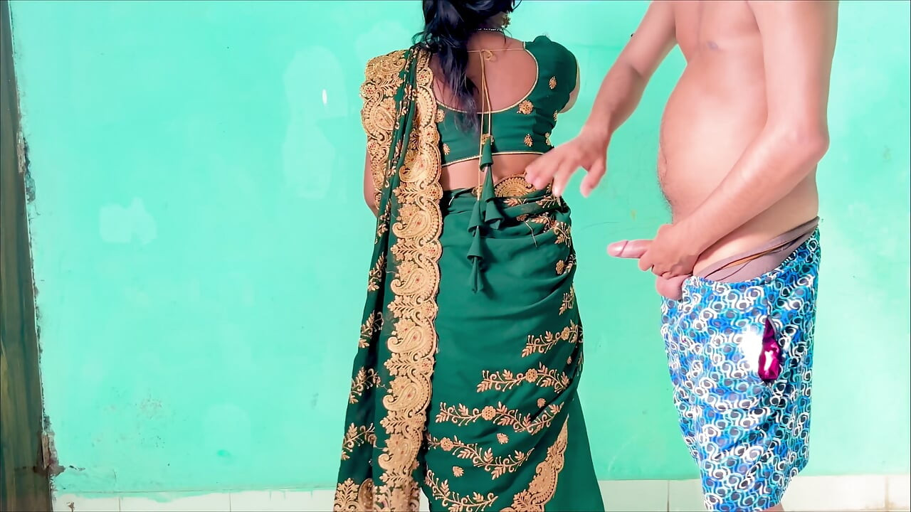 Chachi machte sich bereit für den markt und ich habe sie für sex überzeugt, dann hatte die junge Bhatije schmerzhaften sex mit Chachi Hindi Audio