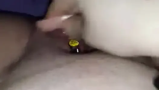 Aku lagi asik ngentot memekku pakai dildo sambil pakai butt plug