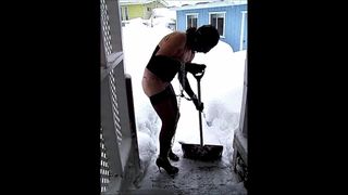 Bondage-Sissy schaufelt Schnee in Ketten