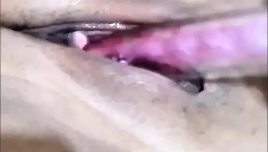 Жена заканчивает в первый раз дилдо