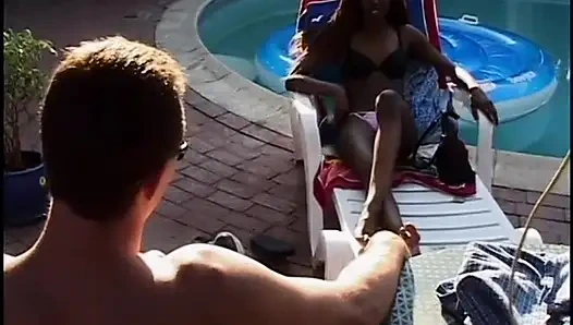 Küçük memeli genç zenci kız havuzda beyaz yarakla sikişiyor