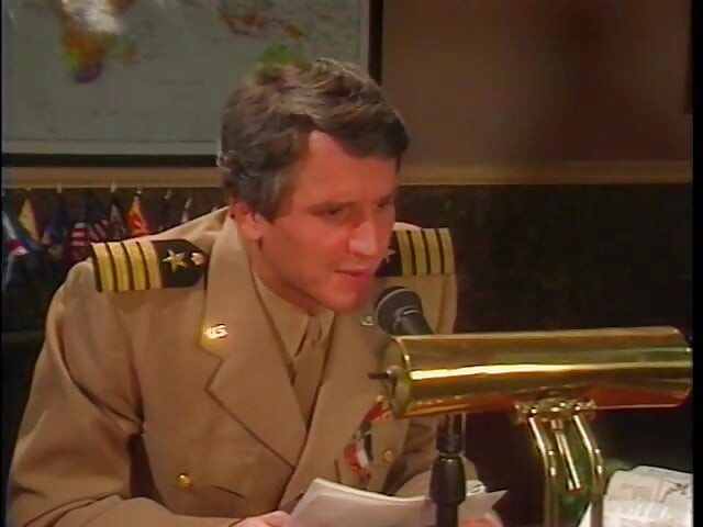 Blonda nymfer ger stor show för armékille