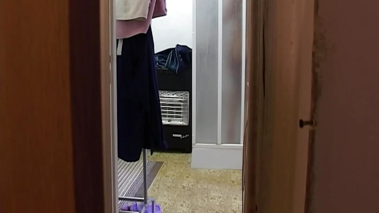 Μωρό γδύνεται και σκύβει στην πόρτα