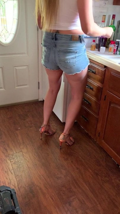 Sexy Milf dancing