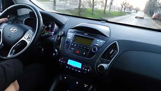 Горячая милфа в чулках соблазняет таксиста в машине