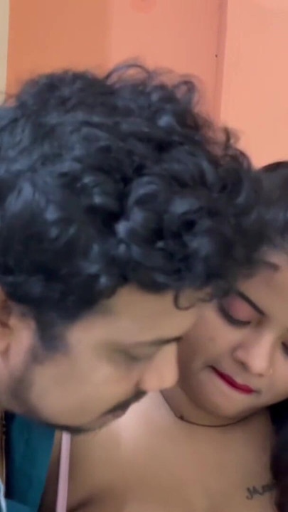 SALESMAN NE PARCEL DENE AAKE CUSTOMER KO CHOD DALA PART- 1 | Clip 2