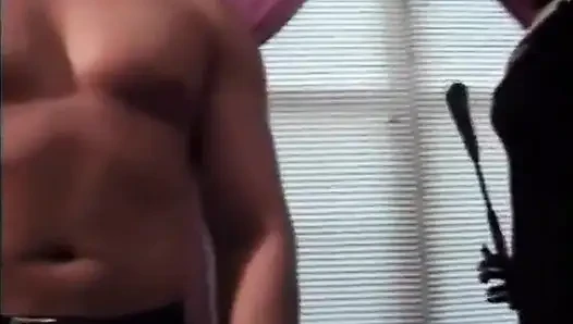 İtaatkar adam sahibesinin ayaklarına tapıyor