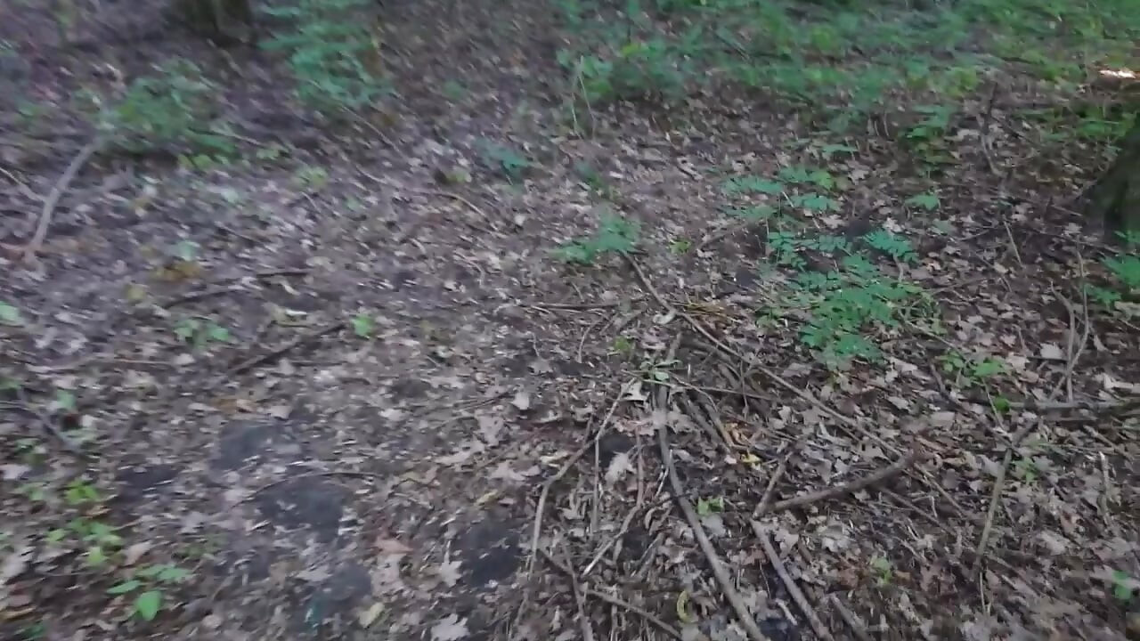 Chico desnudo mea mucho en el bosque y luego se masturba con saliva y se corre